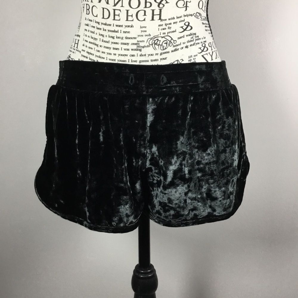 Pink Victoria Secret velvet shorts sz small dog emblem y2k 2000s waist 29"-31" S